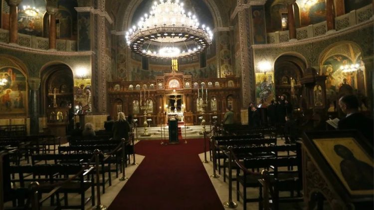 Κρήτη: Διασωληνώθηκε ανεμβολίαστος ιερέας