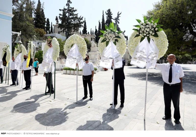 Tο στερνό αντίο στον Ανέστη Βλάχο -Συγγενείς και φίλοι, συγκινημένοι, στην κηδεία του σπουδαίου ηθοποιού (pics)