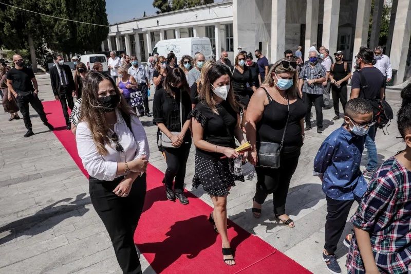 Tο στερνό αντίο στον Ανέστη Βλάχο -Συγγενείς και φίλοι, συγκινημένοι, στην κηδεία του σπουδαίου ηθοποιού (pics)