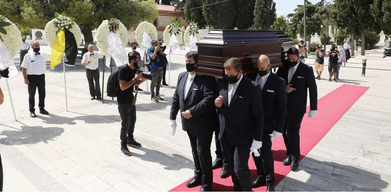 Tο στερνό αντίο στον Ανέστη Βλάχο -Συγγενείς και φίλοι, συγκινημένοι, στην κηδεία του σπουδαίου ηθοποιού (pics)