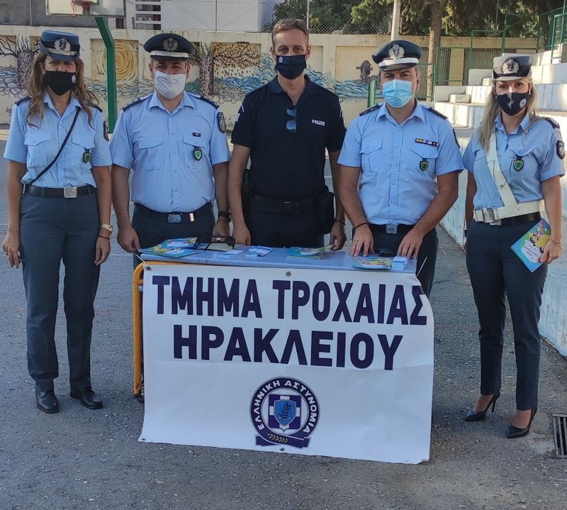 Ενημερωτικά φυλλάδια διένειμαν τροχονόμοι σε γονείς και μαθητές δημοτικών σχολείων στη Κρήτη