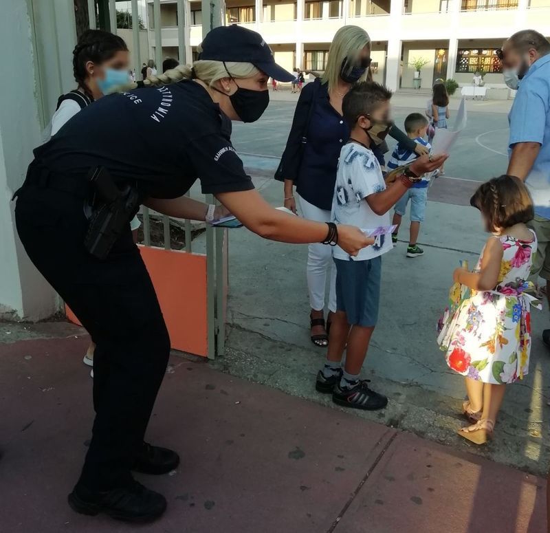 Ενημερωτικά φυλλάδια διένειμαν τροχονόμοι σε γονείς και μαθητές δημοτικών σχολείων στη Κρήτη