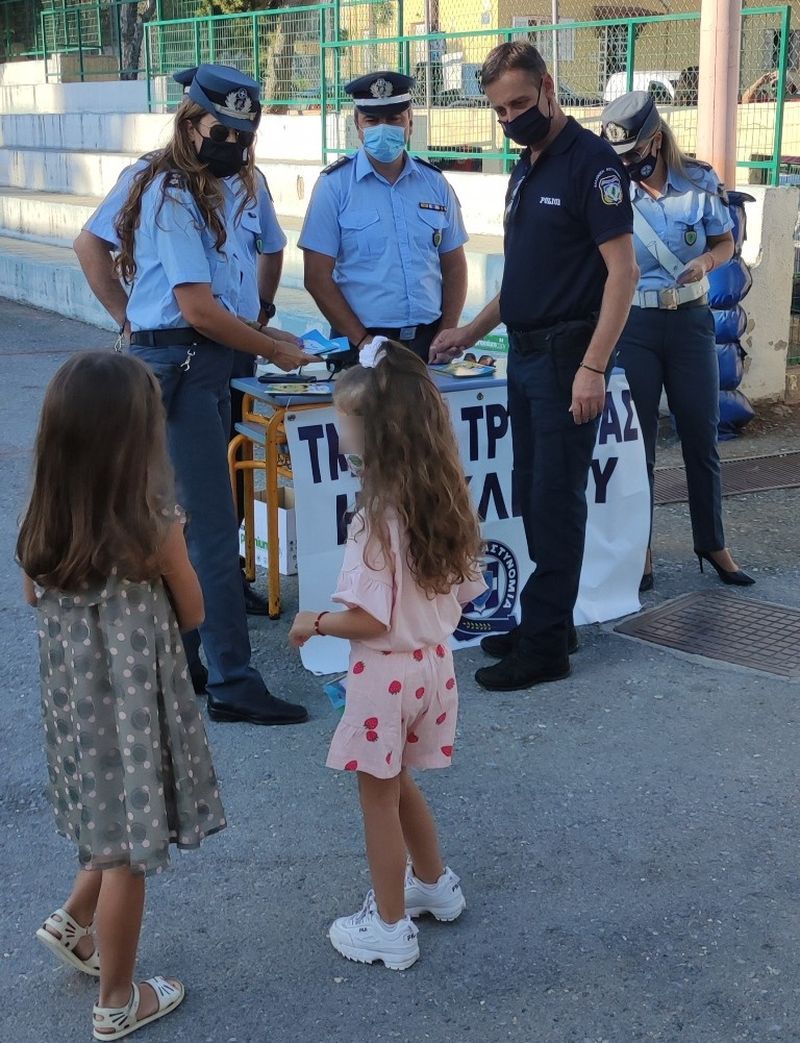 Ενημερωτικά φυλλάδια διένειμαν τροχονόμοι σε γονείς και μαθητές δημοτικών σχολείων στη Κρήτη