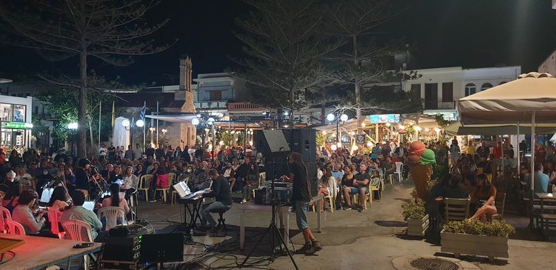 Στις Αλυκές Ελούντας η αυλαία των παραστάσεων της λαϊκής όπερας «Καπετάν Μιχάλης» (pics)