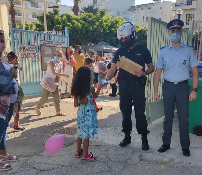 Ενημερωτικά φυλλάδια διένειμαν τροχονόμοι σε γονείς και μαθητές δημοτικών σχολείων στη Κρήτη