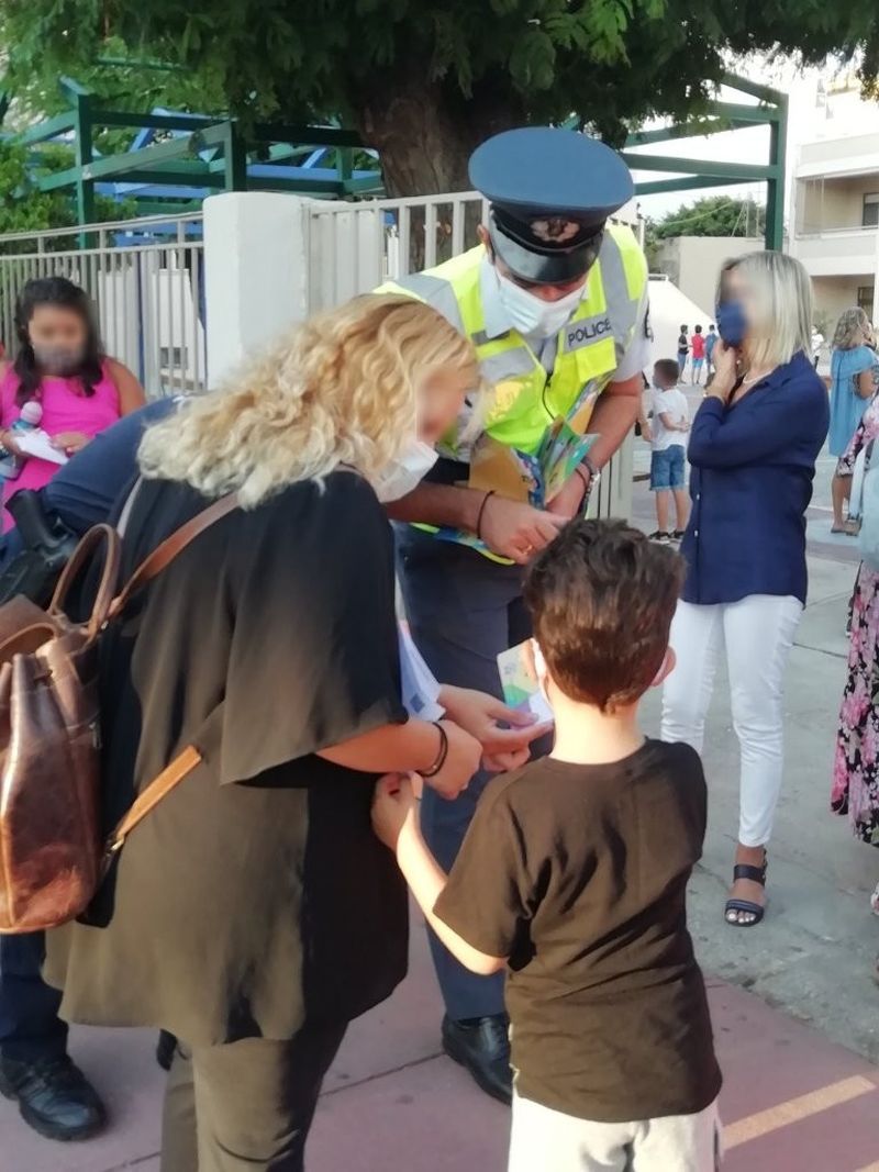 Ενημερωτικά φυλλάδια διένειμαν τροχονόμοι σε γονείς και μαθητές δημοτικών σχολείων στη Κρήτη