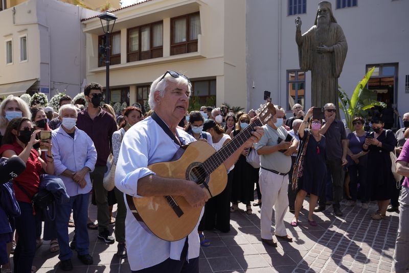 «Επέστρεψε» στην κρητική γη ο Μίκης Θεοδωράκης (pics+vid)