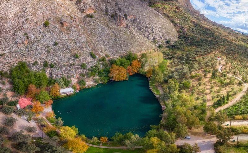 Λίμνη Ζαρού: Η υδάτινη αγκαλιά – «καθρέφτης» του ορεινού όγκου του Ψηλορείτη