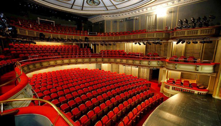 ΔΥΠΑ: Ποιοι δικαιούνται δωρεάν εισιτήρια για το θέατρο και τον κινηματογράφο