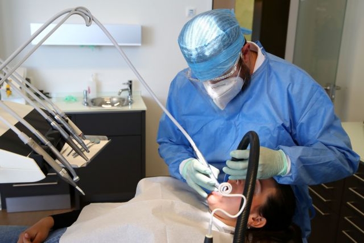 Δεν απαιτείται rapid test για τους εμβολιασμένους στα οδοντιατρεία