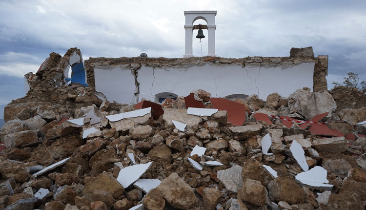 Ο Eγκέλαδος χτύπησε το εκκλησάκι του Αγίου Νικολάου στο Ξερόκαμπο (pics+vid)