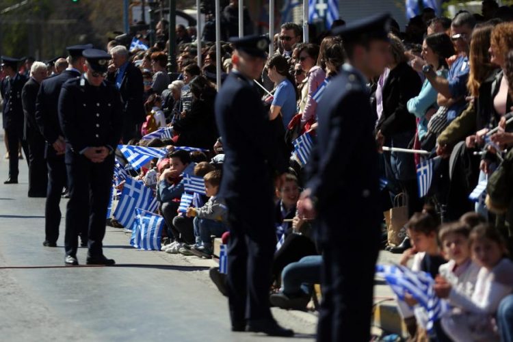 Καπραβέλος – Έκκληση στην κυβέρνηση να ξανασκεφτεί τις παρελάσεις με κόσμο