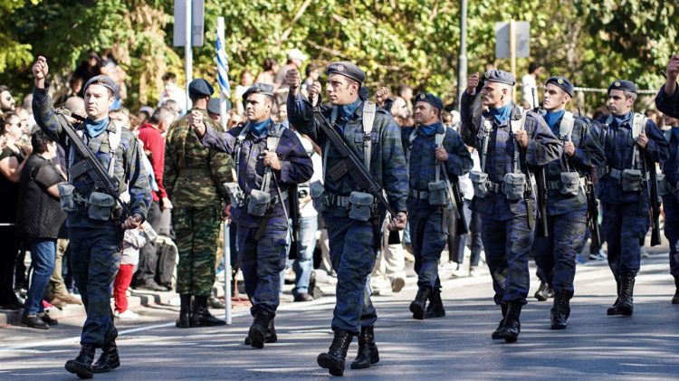 Κορωνοϊός: Οι ειδικοί ανησυχούν μέχρι και για τις παρελάσεις