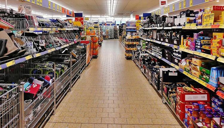 «Χρυσάφι» τα τρόφιμα στα ράφια των σουπερμάρκετ: Ακρίβεια και επιτόκια «πνίγουν» τους καταναλωτές