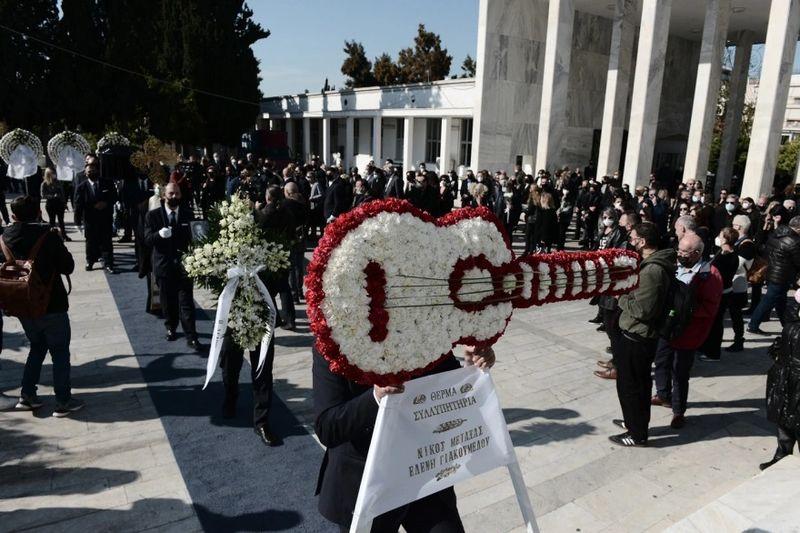 Συγγενείς και φίλοι αποχαιρέτησαν τον Χρήστο Κυριαζή (pics+vids)