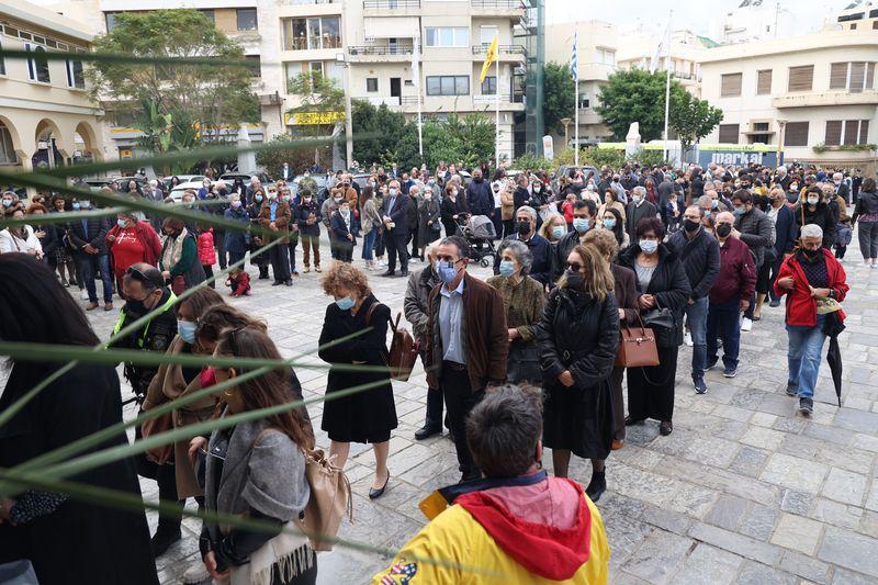 Πλήθος πιστών προσκύνησαν τη Χάρη Του (pics)