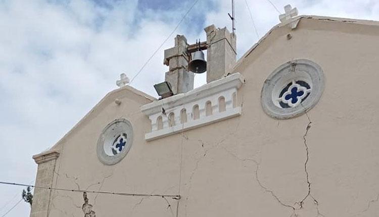 Κατέβασαν το «πληγωμένο» από το σεισμό καμπαναριό του Αγίου Γεωργίου στο Ίνι (pics+vid)