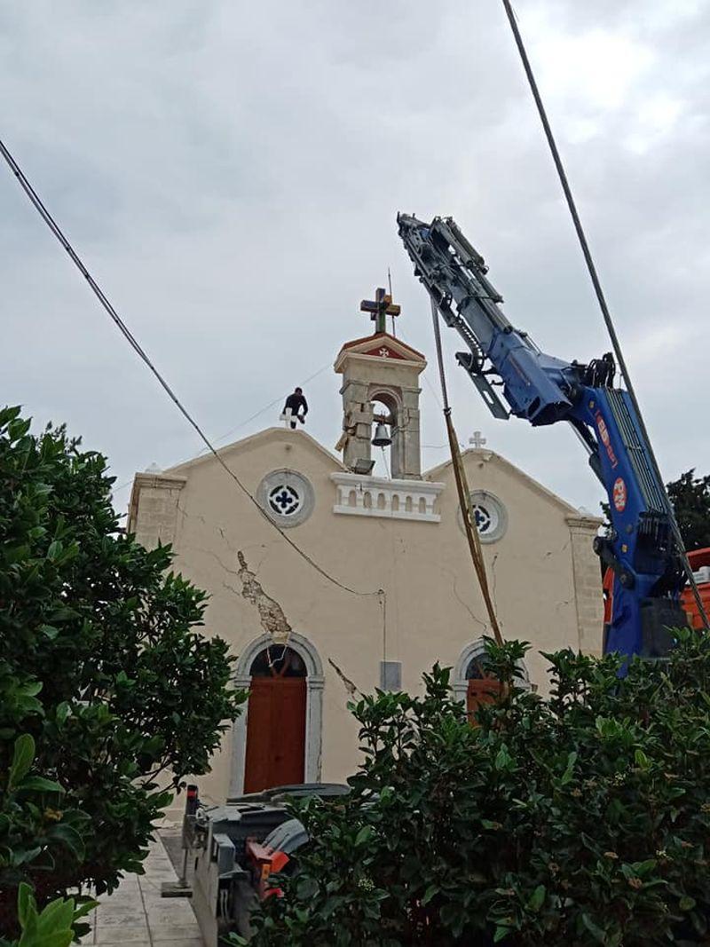 Κατέβασαν το «πληγωμένο» από το σεισμό καμπαναριό του Αγίου Γεωργίου στο Ίνι (pics+vid)