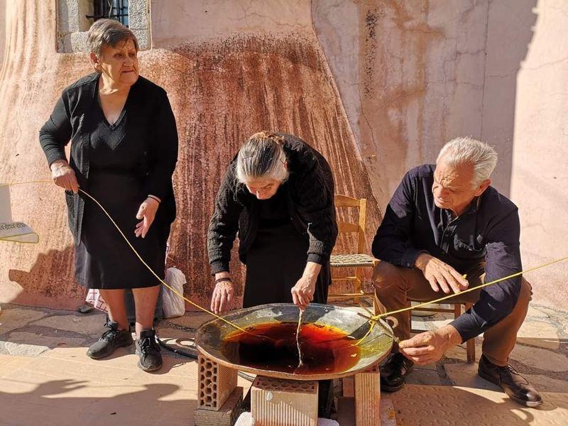 Στο Ζαρό έζωσαν την εκκλησία με κερί (pics)