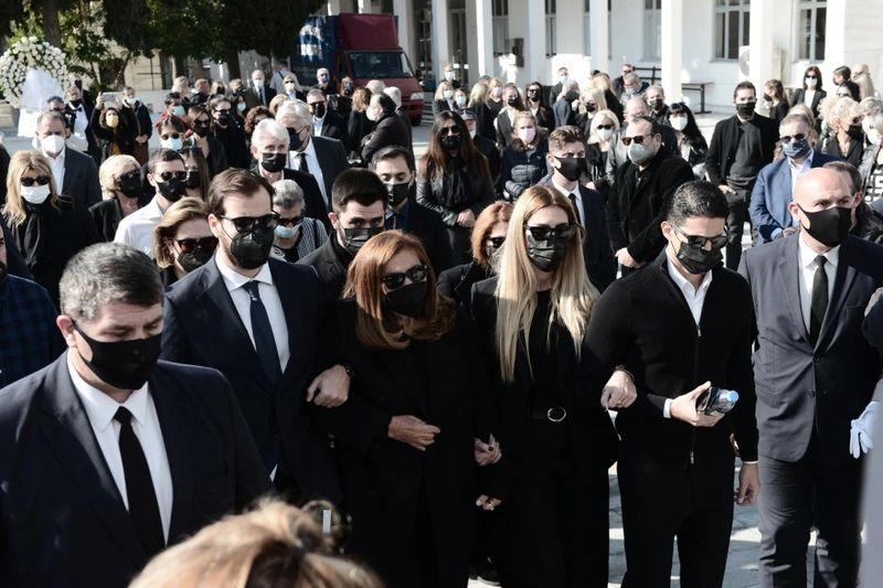 Συγγενείς και φίλοι αποχαιρέτησαν τον Χρήστο Κυριαζή (pics+vids)