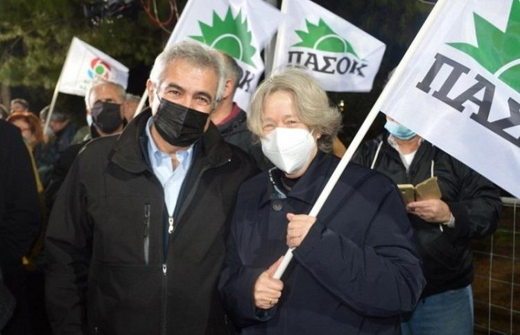 Η Αθηνά Λινού με σημαία του ΠΑΣΟΚ