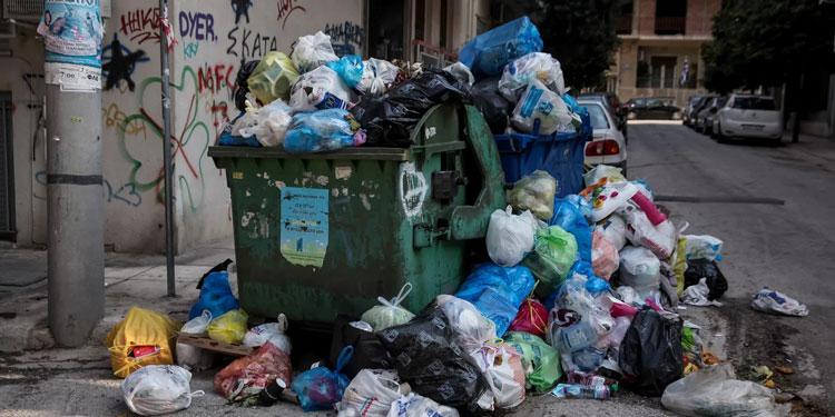 Λήμνος: Πέταξε κατά λάθος 100.000 ευρώ στα σκουπίδια