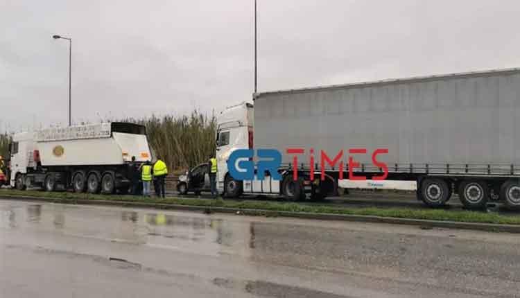 Τρείς νταλίκες και ένα ΙΧ σε τροχαίο λόγω της βροχής