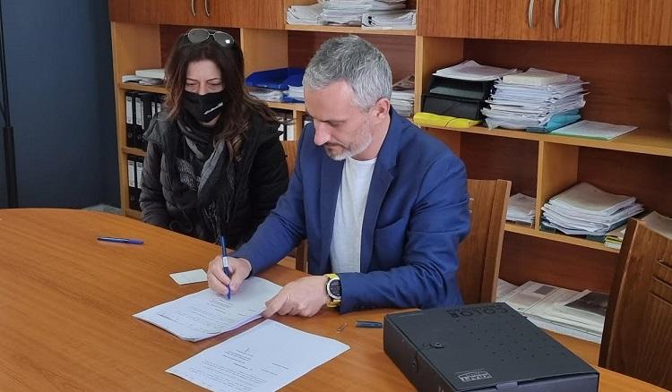 Υπογραφή σύμβασης για παιδική χαρά στο Βενεράτο