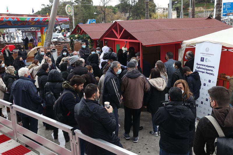 Αθρόα η συμμετοχή των Ηρακλειωτών στους εμβολιασμούς στην πλατεία Ελευθερίας (pics)