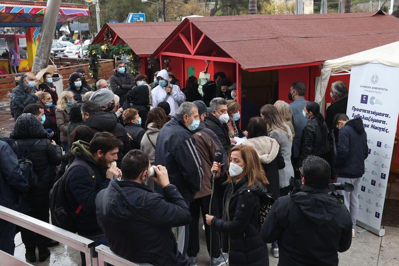 Αθρόα η συμμετοχή των Ηρακλειωτών στους εμβολιασμούς στην πλατεία Ελευθερίας (pics)