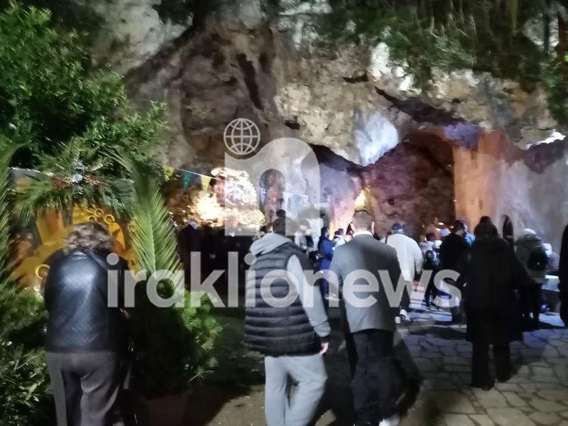 Χριστουγεννιάτικη Θεία Λειτουργία στο σπήλαιο της Μαραθοκεφάλας (pics+vid)