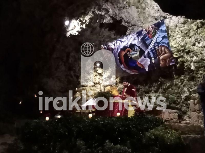 Χριστουγεννιάτικη Θεία Λειτουργία στο σπήλαιο της Μαραθοκεφάλας (pics+vid)
