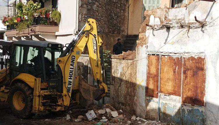 Τεχνικά συνεργεία απομάκρυναν επικίνδυνα δομικά υλικά στο Καστέλλι (pics)