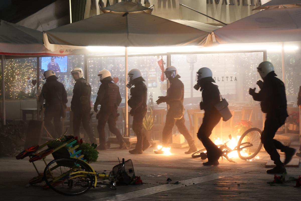 Ένταση, προσαγωγές και συλλήψεις στο κέντρο του Ηρακλείου στην πορεία του Γρηγορόπουλου (pics)