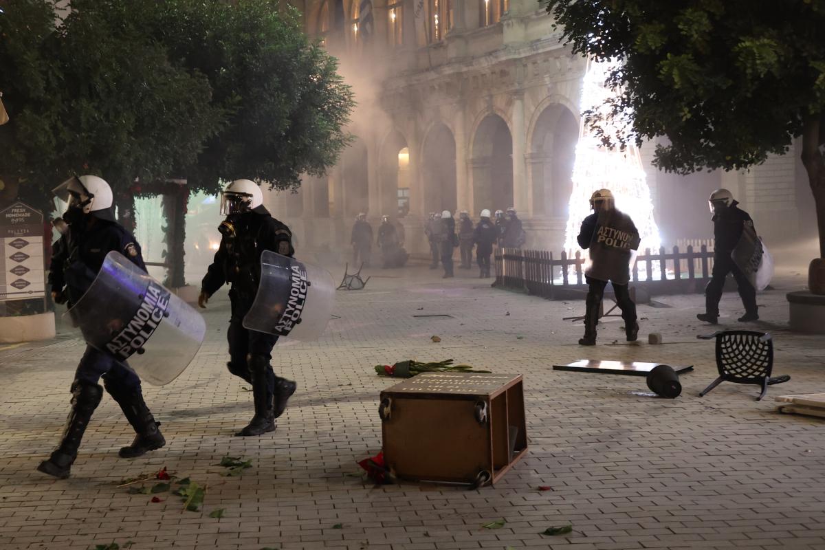 Ένταση, προσαγωγές και συλλήψεις στο κέντρο του Ηρακλείου στην πορεία του Γρηγορόπουλου (pics)