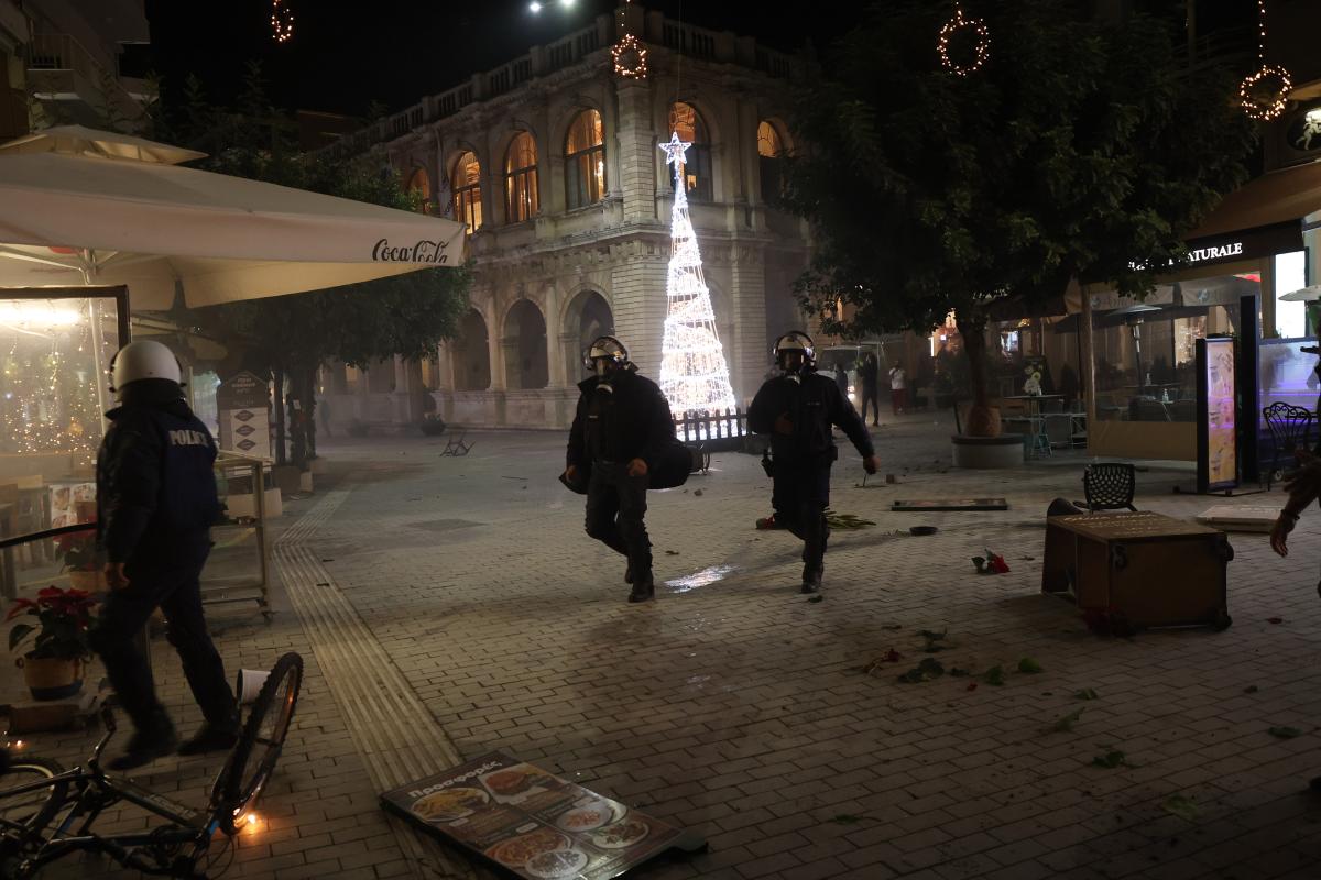 Ένταση, προσαγωγές και συλλήψεις στο κέντρο του Ηρακλείου στην πορεία του Γρηγορόπουλου (pics)