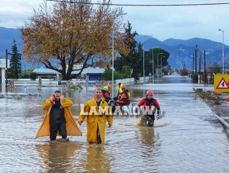 Κακοκαιρία: Σώζουν κόσμο με βάρκες στα χωριά της Λαμίας