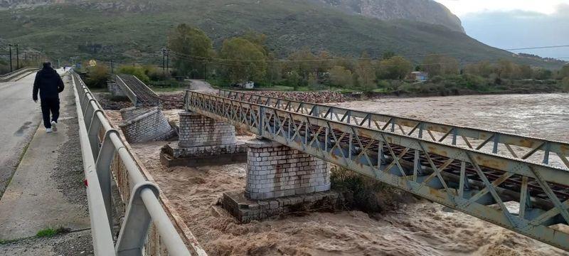 Κακοκαιρία: Σώζουν κόσμο με βάρκες στα χωριά της Λαμίας