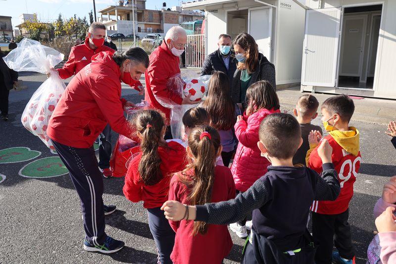 Μοίρασαν μπάλες και χαμόγελα στα παιδιά του Αρκαλοχωρίου (pics)