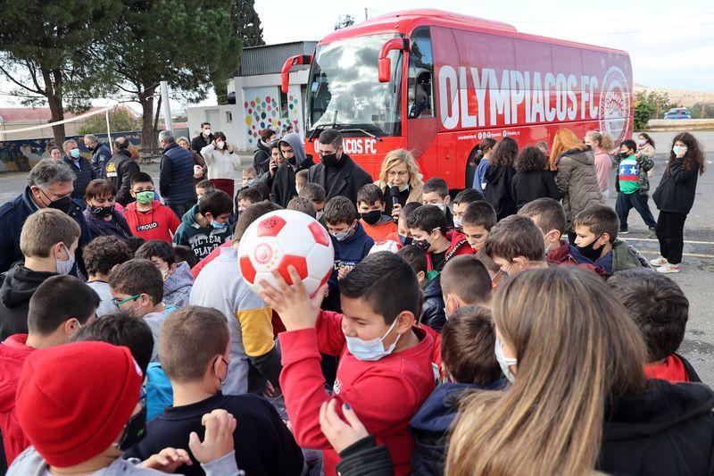 Μοίρασαν μπάλες και χαμόγελα στα παιδιά του Αρκαλοχωρίου (pics)