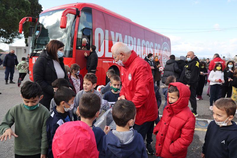 Μοίρασαν μπάλες και χαμόγελα στα παιδιά του Αρκαλοχωρίου (pics)