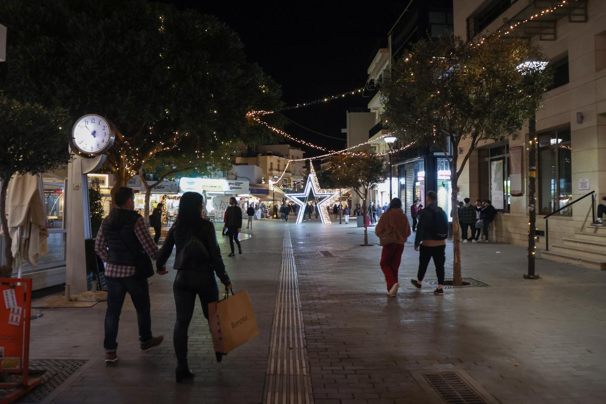 Ηράκλειο: Σε γιορτινό κλίμα η πόλη - Όμορφες εικόνες από το κέντρο