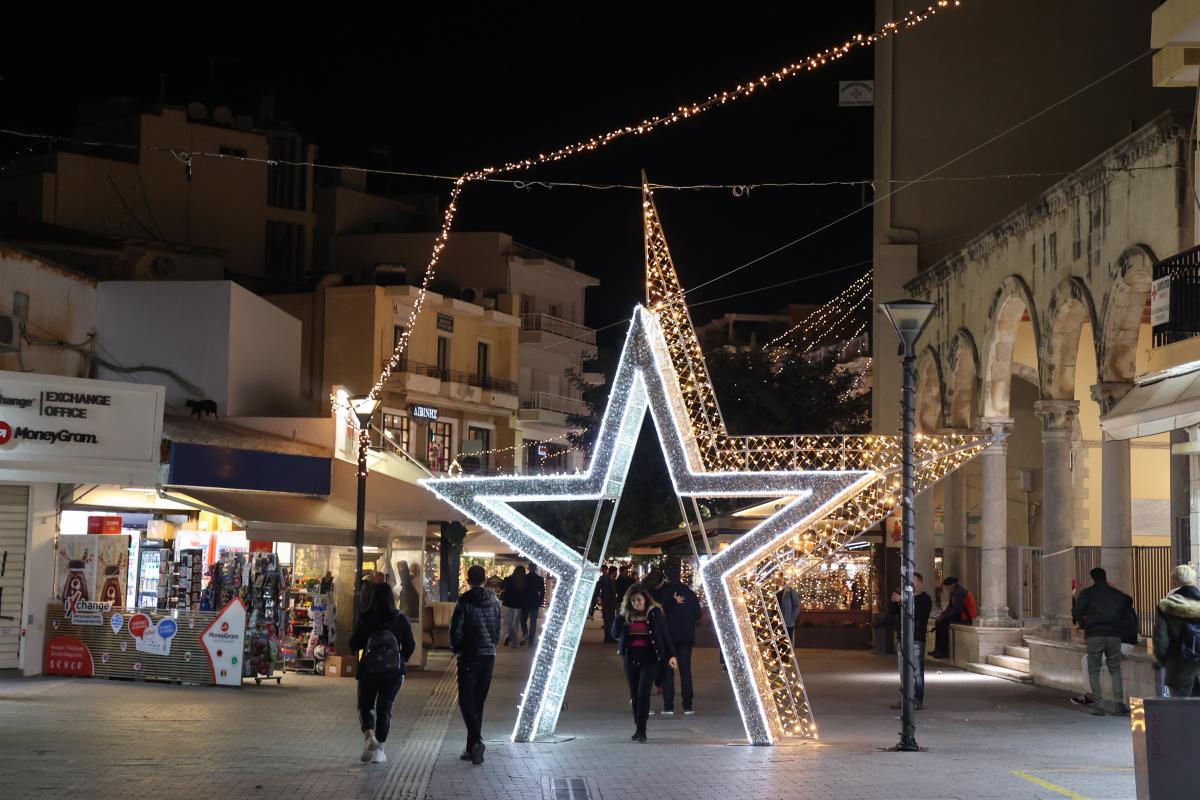 Ηράκλειο: Σε γιορτινό κλίμα η πόλη - Όμορφες εικόνες από το κέντρο