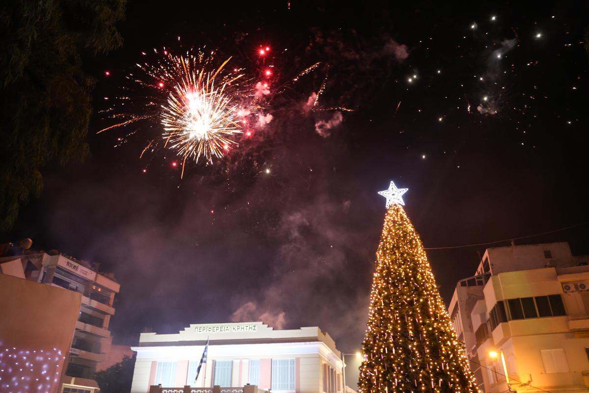 Ηράκλειο: Φωταγωγήθηκε το Χριστουγεννιάτικο δέντρο - Όμορφες εικόνες στην πόλη