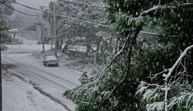 Κάρμελ: Πυκνά χιόνια σε πολλές περιοχές της χώρας και διακοπές κυκλοφορίας 