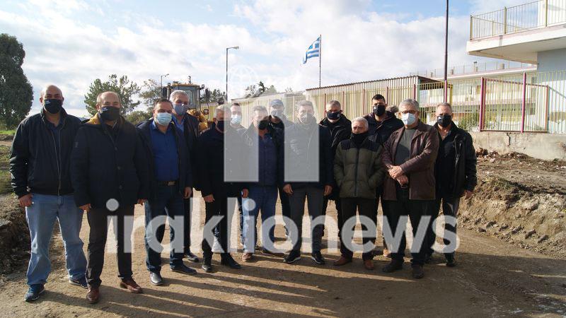 Στις εργασίες ανέγερσης του κλειστού γυμναστηρίου στο Τυμπάκι ο Λ. Αυγενάκης (pics+vids)