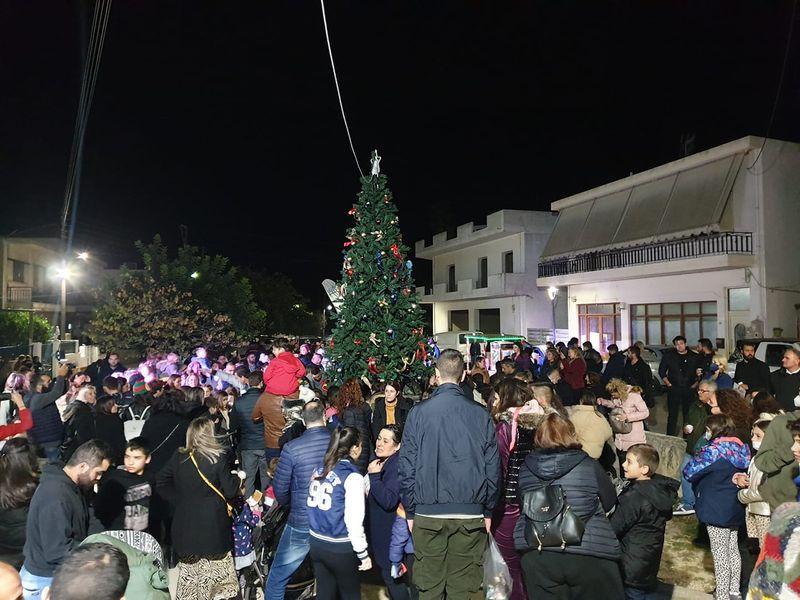 Φωταγωγήθηκαν τα χριστουγέννιατικα δέντρα σε Λιμένα Χερσονήσου και Επισκοπή (pics)
