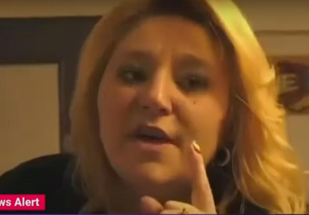Αντιεμβολιάστρια γερουσιαστής κρατούσε όμηρο επί ώρες δημοσιογράφο