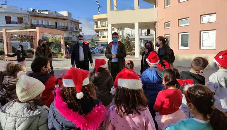 Ο Δήμαρχος Γαζίου " άκουσε" τα κάλαντα από τους μικρούς μαθητές