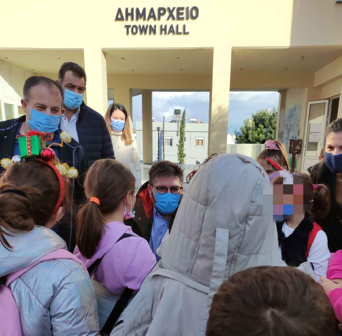 Ο Δήμαρχος Γαζίου " άκουσε" τα κάλαντα από τους μικρούς μαθητές